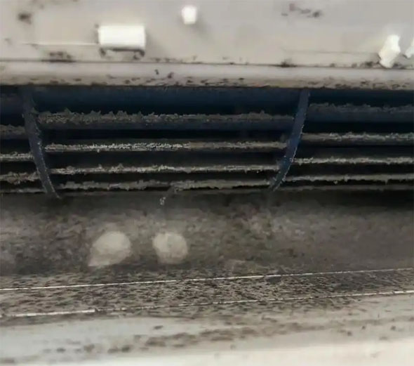 陈巴尔虎空调吹的风有股烧焦味是怎么回事